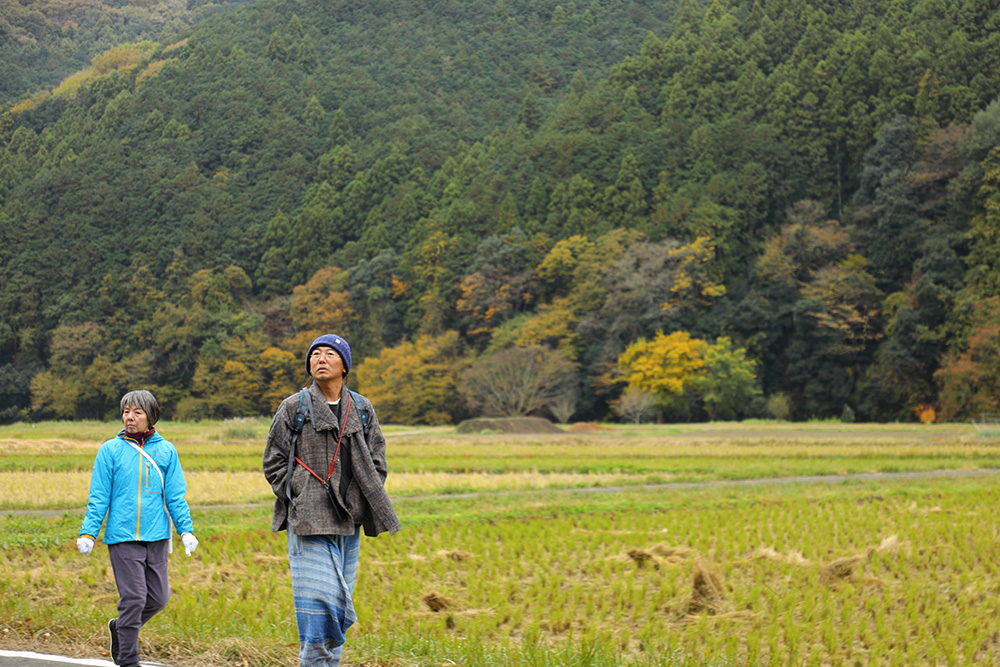 小川町は、秩父山地の東側の丘陵地帯にあり、山に囲まれ、山裾を流れる槻川(つきがわ)によって涵養される農山村。1970年代から有機農業が営まれ、2023年には町として「オーガニックビレッジ宣言」を発している。