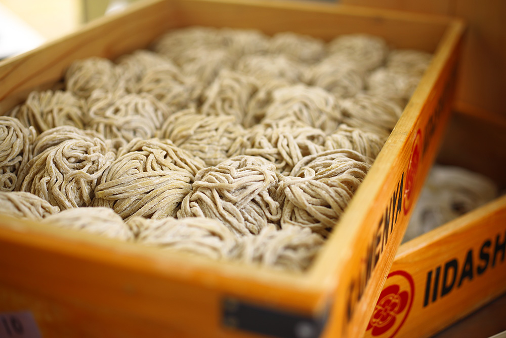 小川町で製粉した農林61号に、農林61号のふすまを麦茶のように煮出したものを仕込み水とし、小川町産のトロロアオイ(根から抽出される粘液。小川町名産の和紙の紙漉きに使われる)を加えて打った麺。