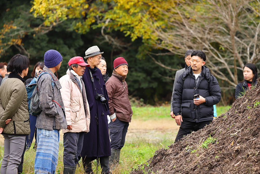 河村さんが堆肥場に案内してくれた。小川町の下里地区は、2010年の「農林水産祭」(農林水産業者の技術及び経営の振興を目的とする公益法人日本農林漁業振興会が運営)の村づくり部門で天皇杯を受賞している。