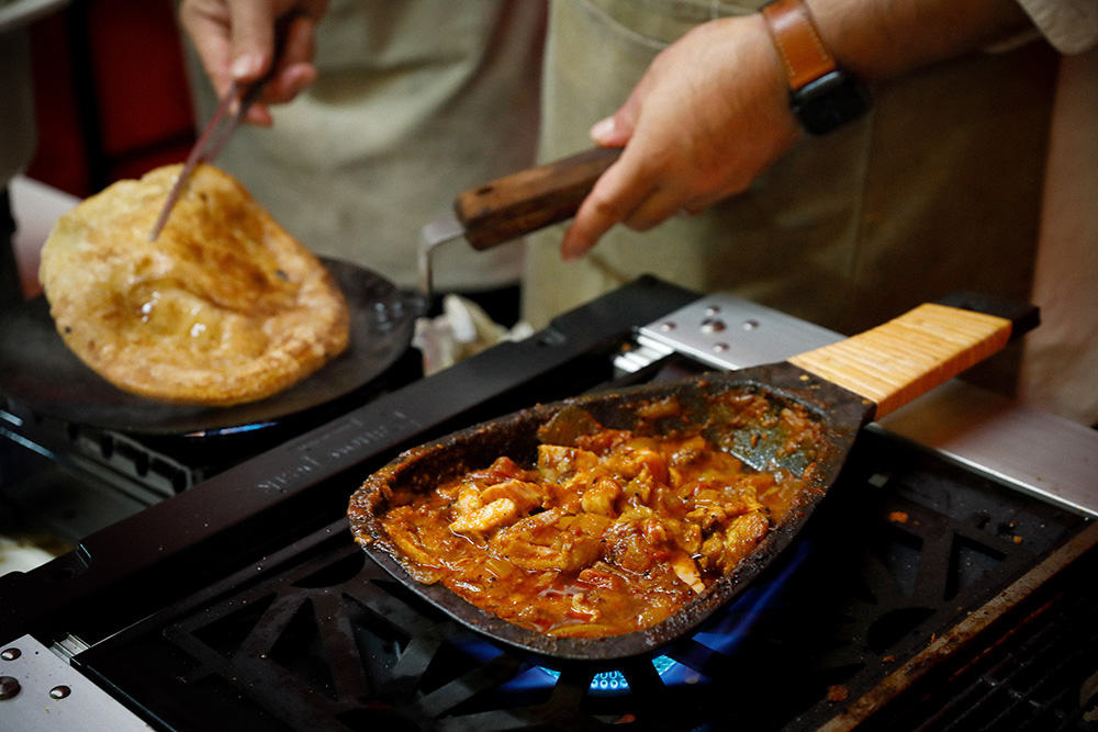 インド現地の味と和の融合をテーマに「出汁キーマ」を生み出した「虹の仏」(大阪)の「炭焼き鶏のバターチキン」
