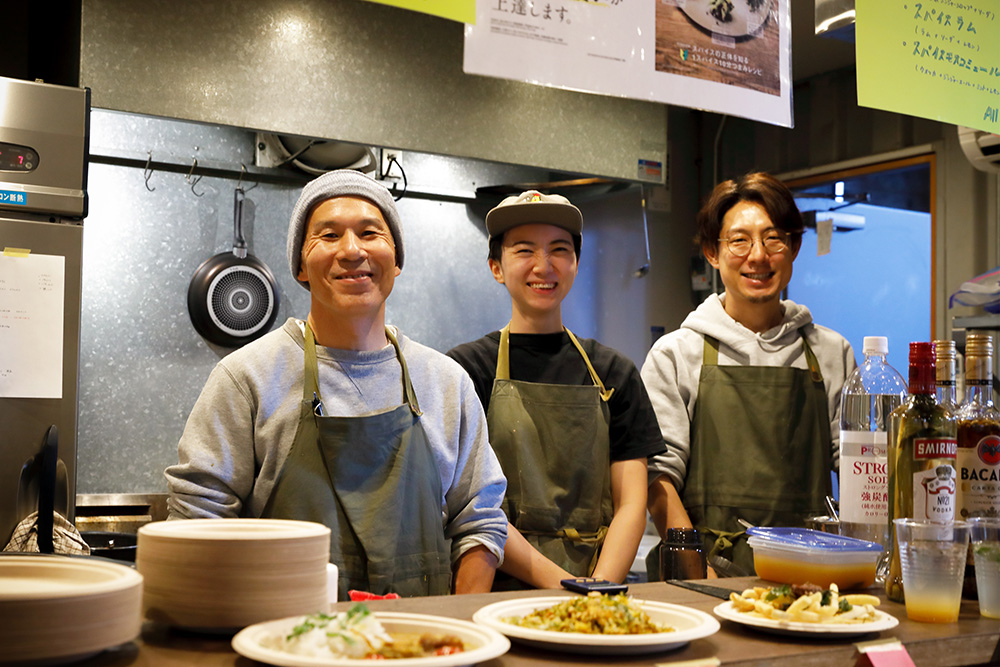 東京・押上のスパイス料理の名店「Spice Cafe」の伊藤一城シェフ(写真左)