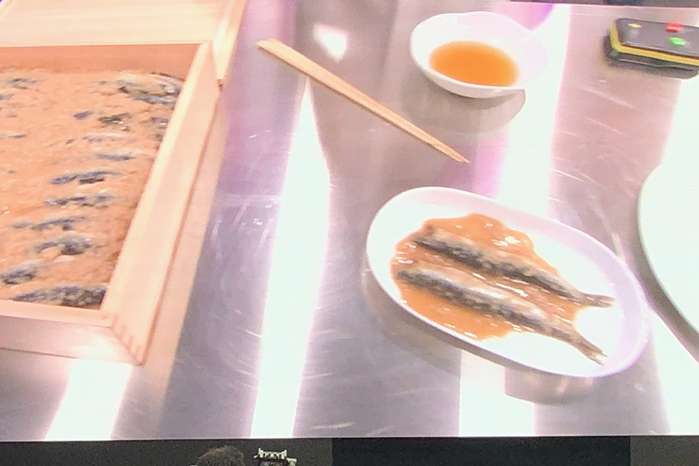 「おばあさんの自家製アンチョビーを放置していたらガルム(魚醤)になってしまった経験から発想した。塩でなく米と麹で漬け込む甘味が魅力」という。