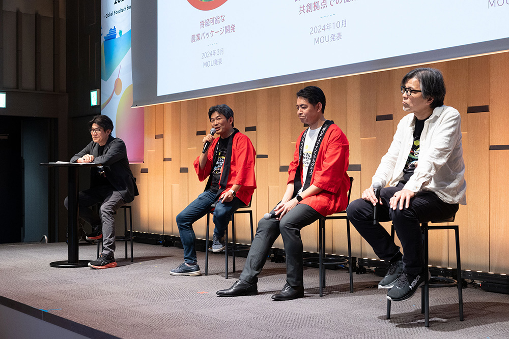 赤い半被を着た三菱UFJ銀行 執行役員営業本部ケミカル・ウェルビーイング部長の小杉裕司氏(中央左)と産業リサーチ&プロデュース部長の内藤裕規氏