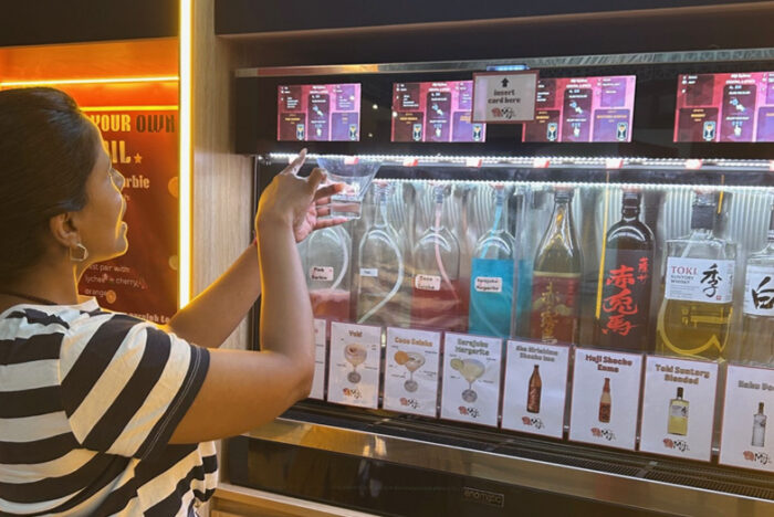 アルコールのセルフサーブマシンが目玉。日本旅行の思い出が蘇る居酒屋へ