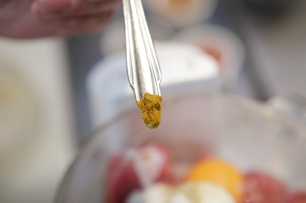 カレー粉はやや多いがそれでも耳かき1杯分