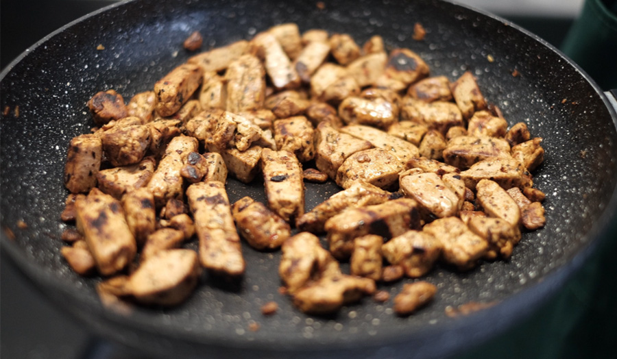 味よし、食感よし、価格は手ごろ。麹菌で作る代用肉に注目!