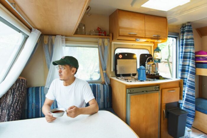 【食のプロの台所】八ヶ岳の森に引き込んだフランス製キャンピングトレーラー