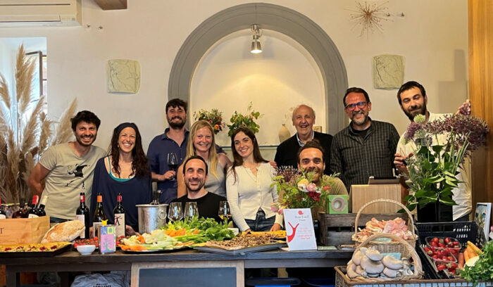 観光都市化した街に暮らしの豊かさを取り戻す、日替わり農家の直売所