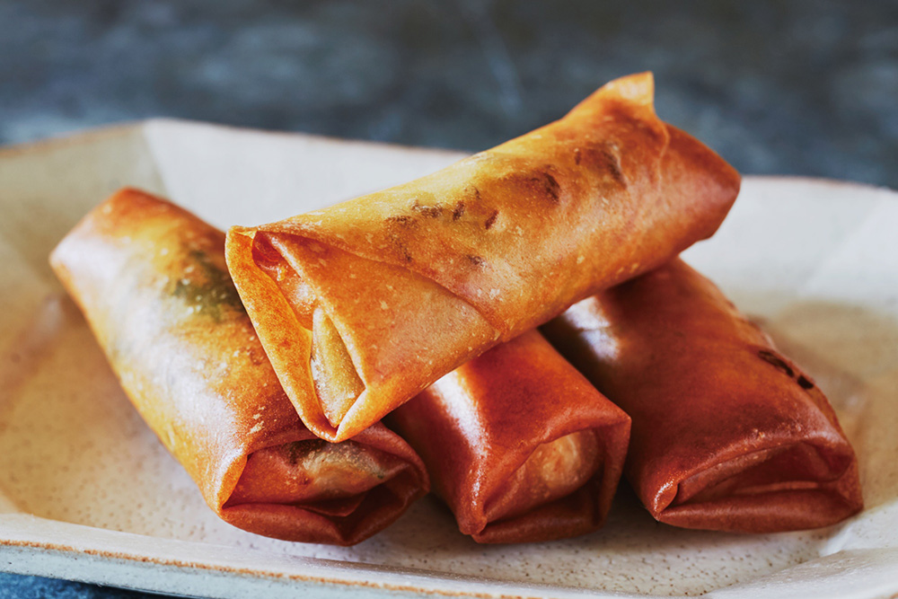 塩だけで旨い! 組み合わせの妙を楽しむ「スパイス入り春巻き3種」