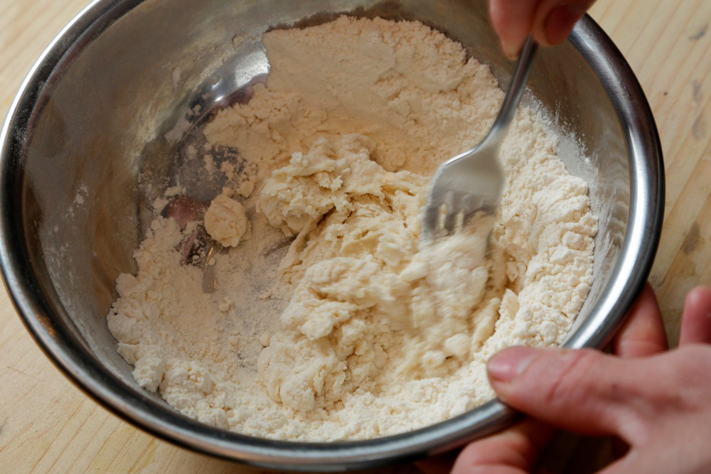 ［１］粉に60℃の湯を加える