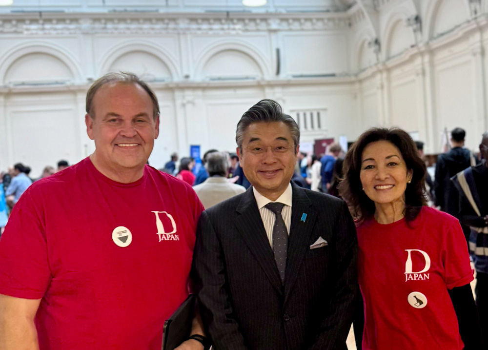 「酒サムライ」英国代表の吉武理恵氏、写真左は、共同主催者のクリス・アシュトン氏、中央は在英日本国大使の鈴木浩氏