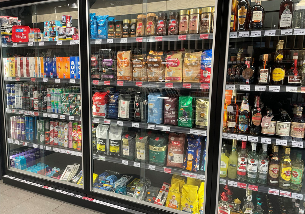 スーパーマーケットではコーヒー豆を鍵がかかるガラスケースに入れている