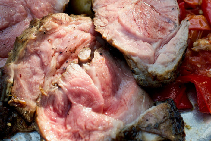 マリネして、豪快に焼き上げる「仔羊の炭火焼」