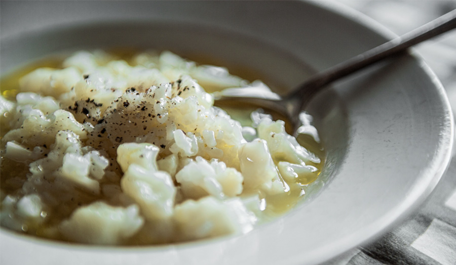 肌寒い日の朝食に。この上なくシンプルな「カリフラワーのリゾット」
