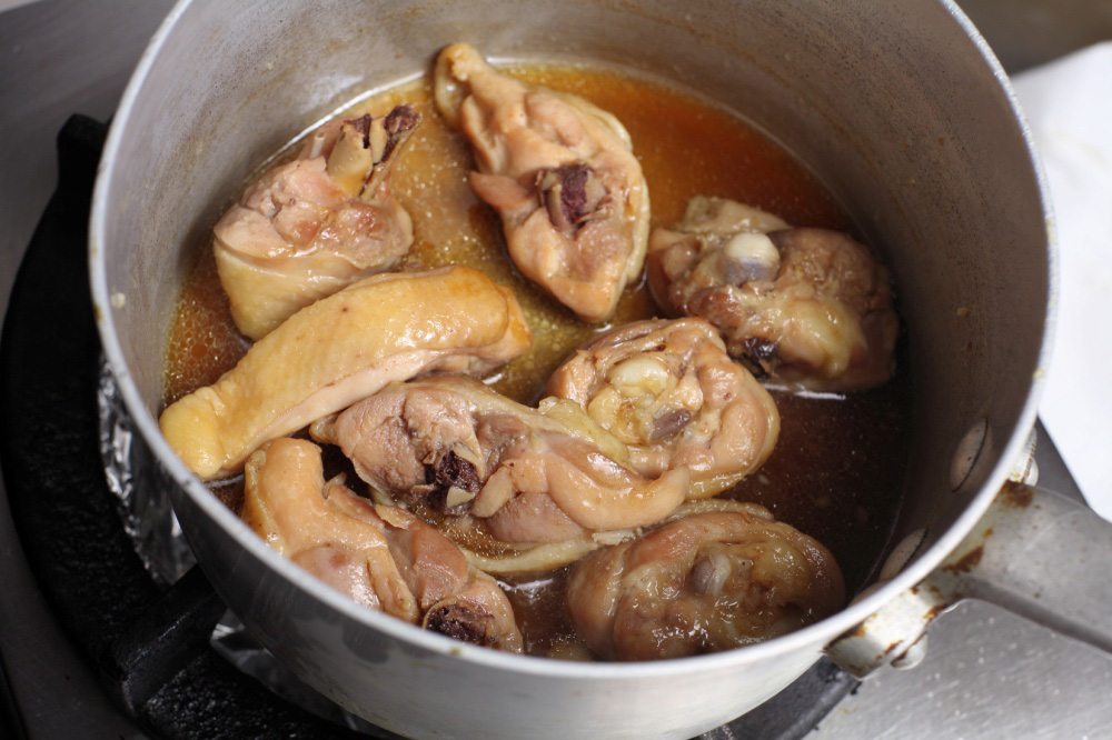 ［６］ショウガと赤ピーマンを加える