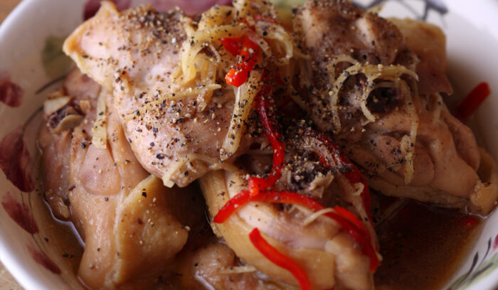 ベトナムの家庭の味「骨付き鶏モモ肉のショウガ煮込み」