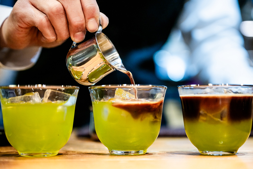 二層の美しいコントラストが混ざり合う