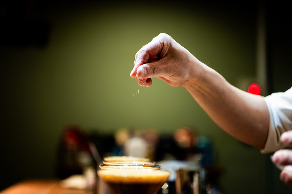 トップに少量の塩と黒トリュフ