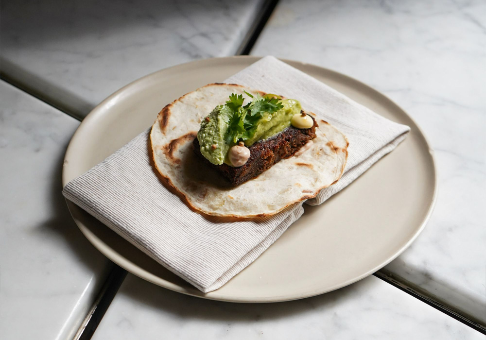 キャッサバのガレット、牛舌のプレス、アボカド、コリアンダー