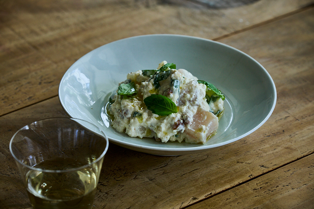 冷やには、梨とホタテを豆腐とクリームチーズで和えた洋風白和えを