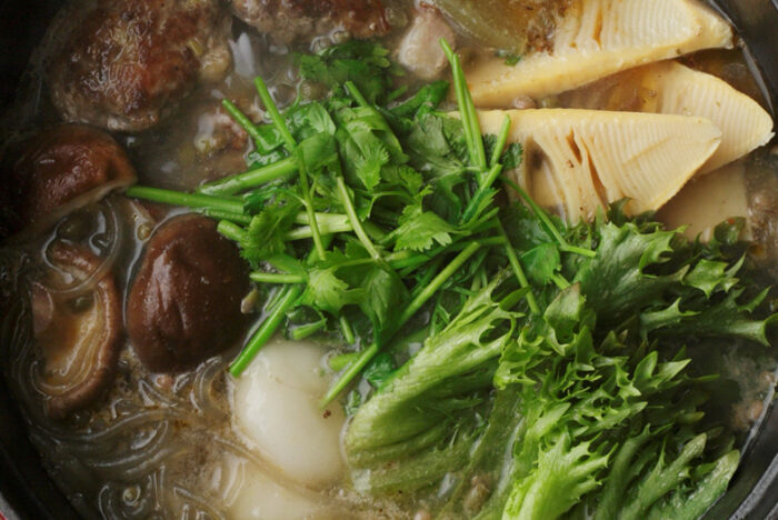 羊入り肉団子でエキゾチックに。揚げ麺で〆る「ワインに合う台湾風山椒鍋」