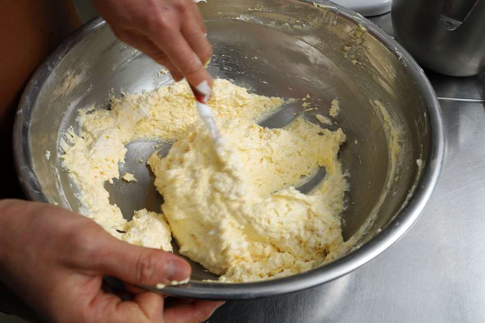 ［５］残りのメレンゲを混ぜる