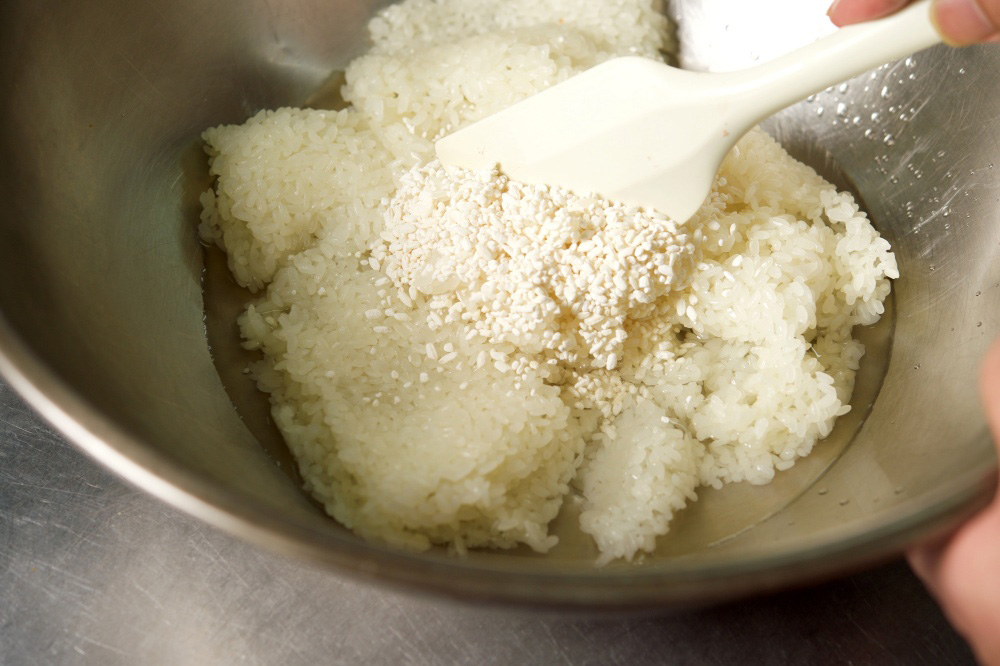 ［４］酒と麹を加える