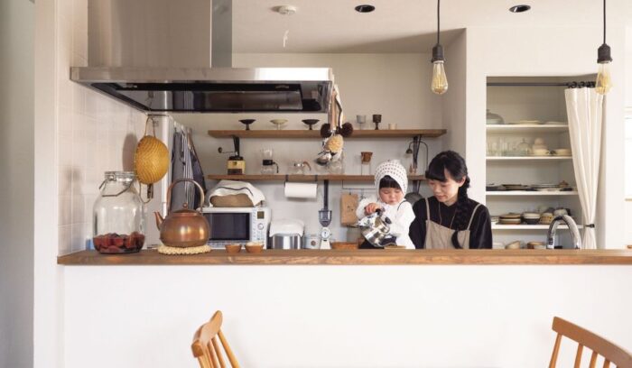 【食のプロの台所】大切なものに囲まれた、親子の空間