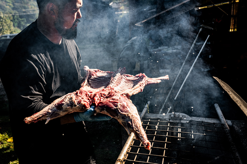解体したばかりのイノシシ肉を塊のまま焼き上げる