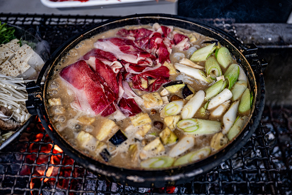 イノシシ肉を使った胡麻味噌鍋