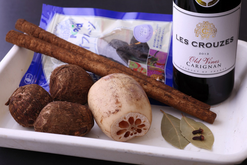 「根菜とプラムの赤ワイン煮」材料