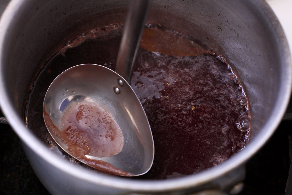 ［６］アクをとり煮詰める