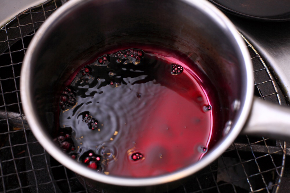［７］ワインを別鍋で煮詰める