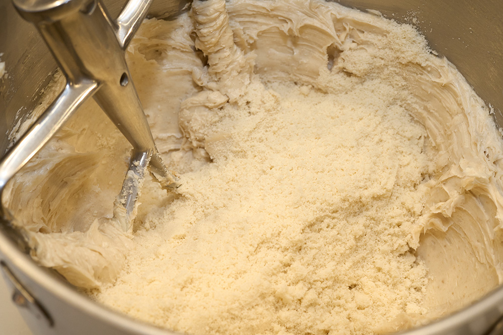 ［３］アーモンドプードルを加える