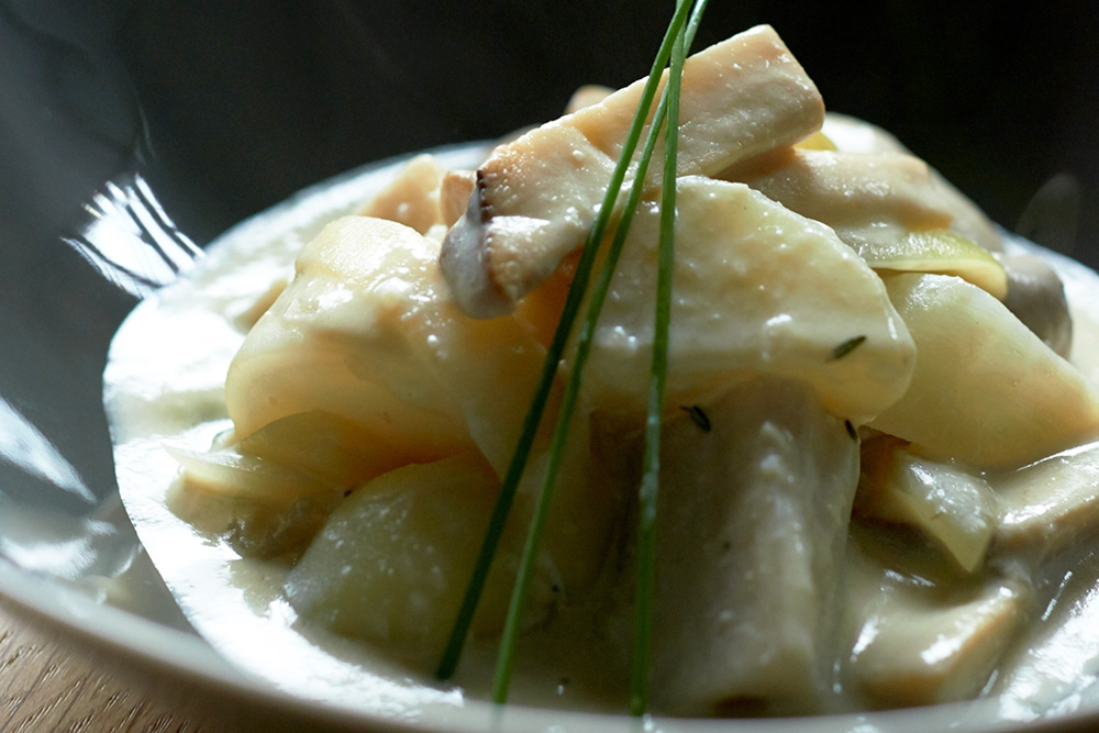 たっぷりのキノコと根菜にまろやかなソースが絡む「豆乳と根菜のフリカッセ」