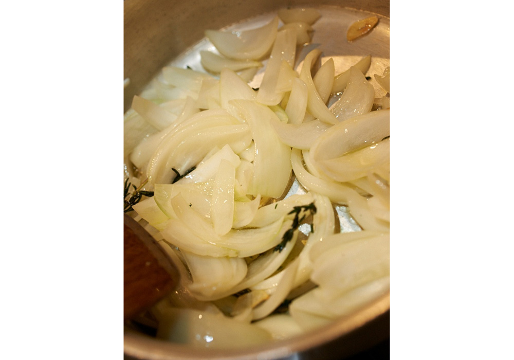 ［３］タマネギとキノコを炒める