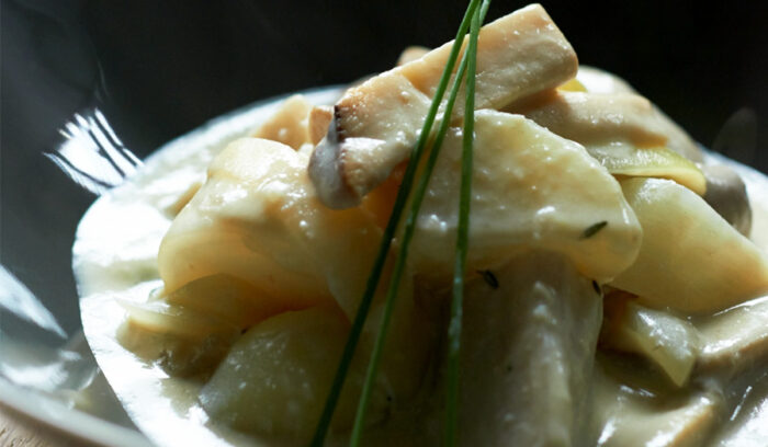 たっぷりのキノコと根菜にまろやかなソースが絡む「豆乳と根菜のフリカッセ」