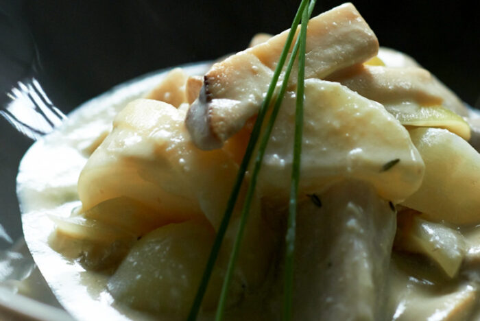 たっぷりのキノコと根菜にまろやかなソースが絡む「豆乳と根菜のフリカッセ」