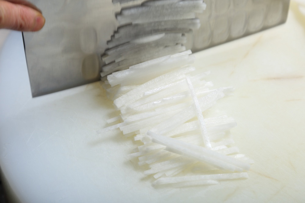 ［３］ダイコンをせん切りにする