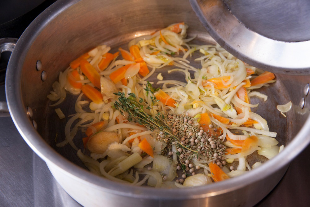 ［２］スパイス、ハーブを加える