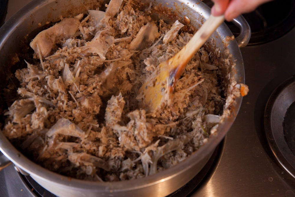 ［４］アラを炒める