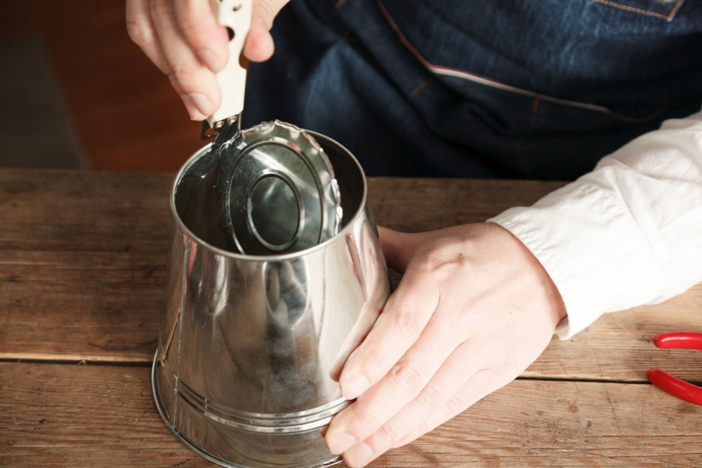 ［２］バケツの底を缶切りで抜く