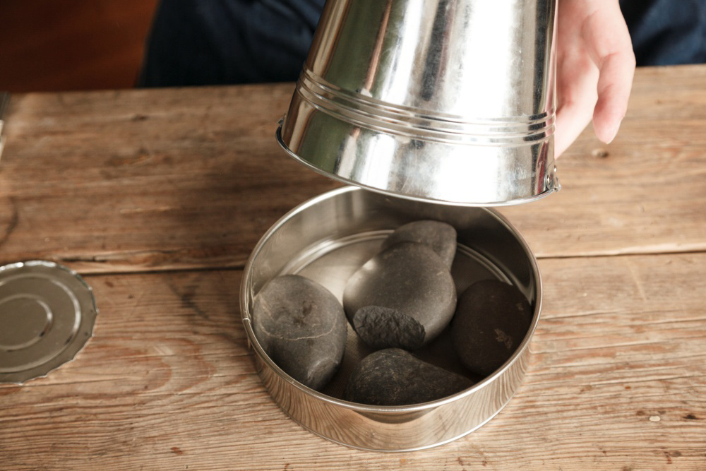 ［３］裏漉し網に遠赤石を敷き、１を被せれば加熱筒の出来上がり