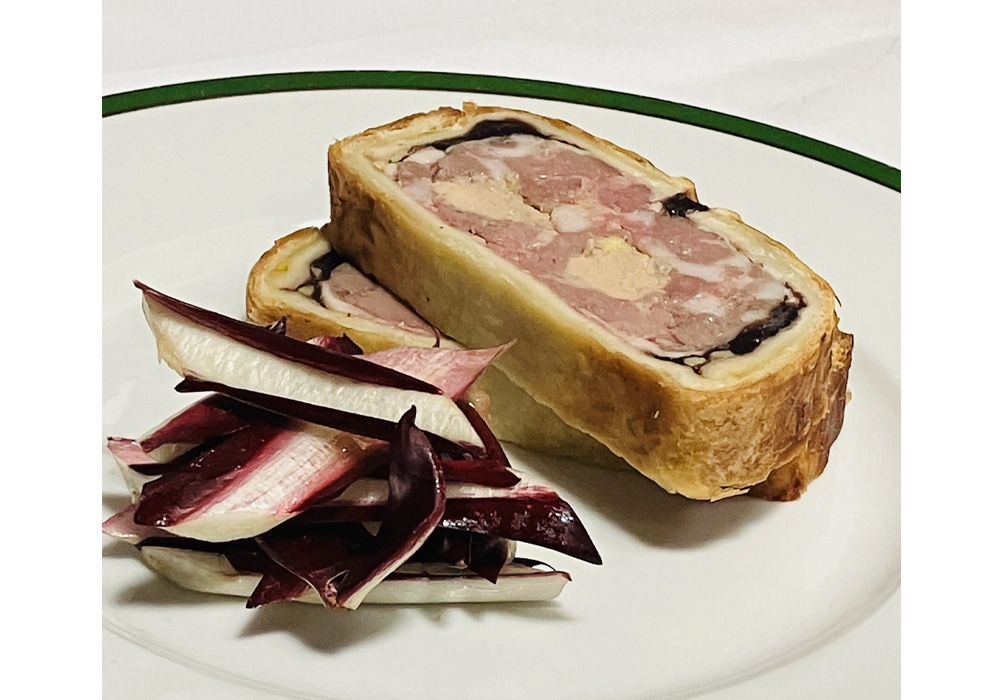 鴨とフォワグラのパテ・アン・クルート、ラディッキオ添え