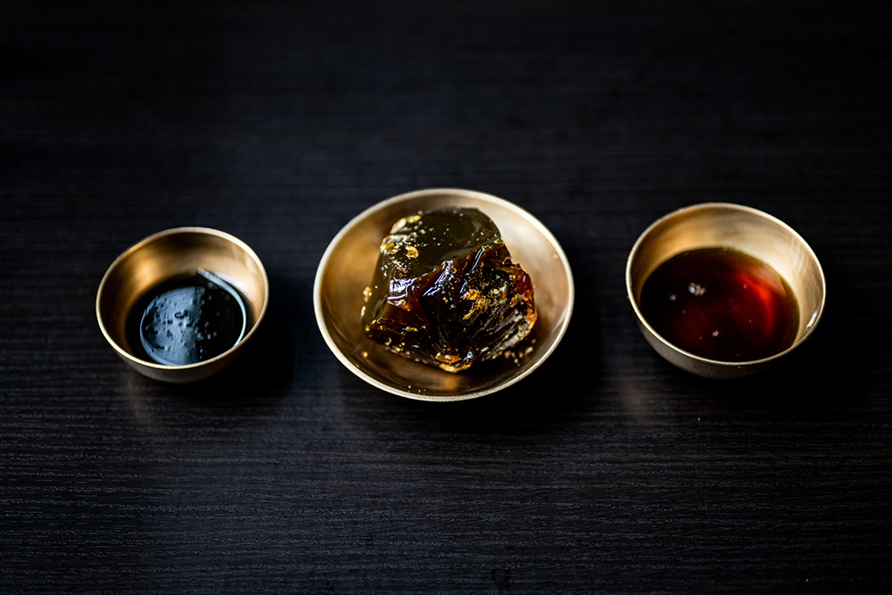 黒ゴマ油（自家製）、米飴、魚醤