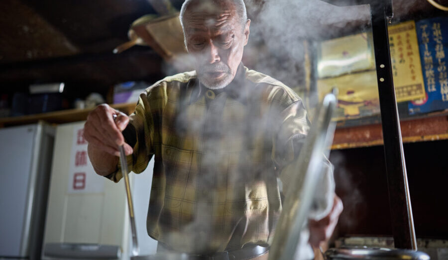 85歳。「お客とようだい（余計なこと）言うておるのが、元気の秘訣やろう」<br />
