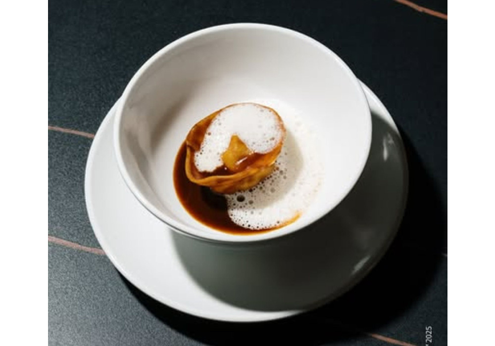 キングトランペット（エリンギ）、カッペレッティ、イタリアンスタイルのチーズ、仔牛のジュ、赤シソ