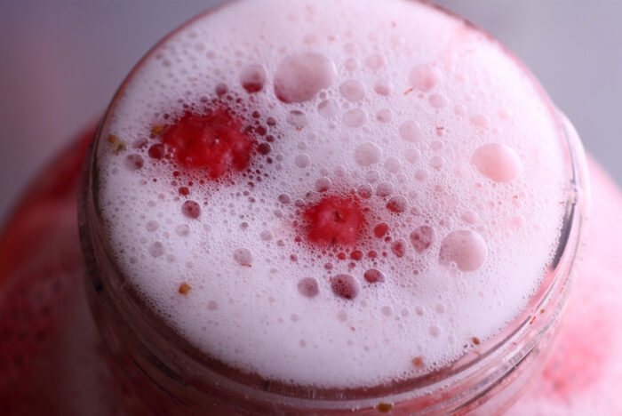 常温で１週間で完成！ ふんわり甘く香る「すり潰しイチゴの酵母」