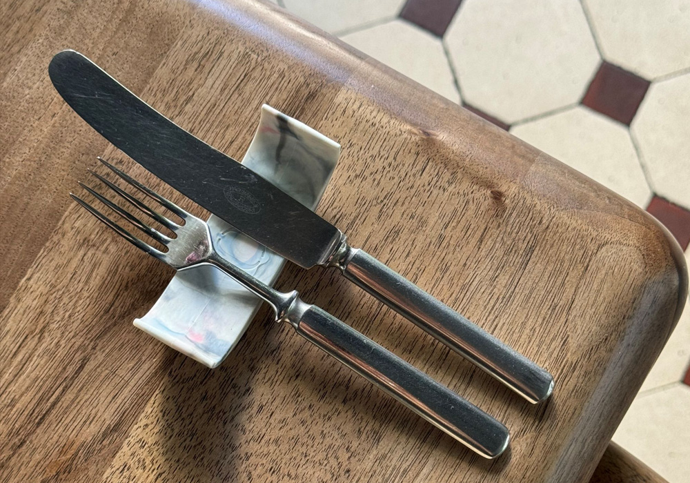 プラスチック端材を固めて制作されたカトラリーレスト