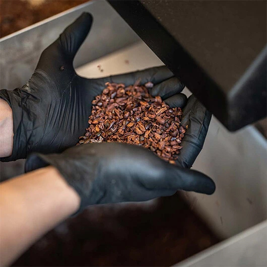 焙煎した豆を砂糖と一緒に砕き、25ミクロンの粒子へ